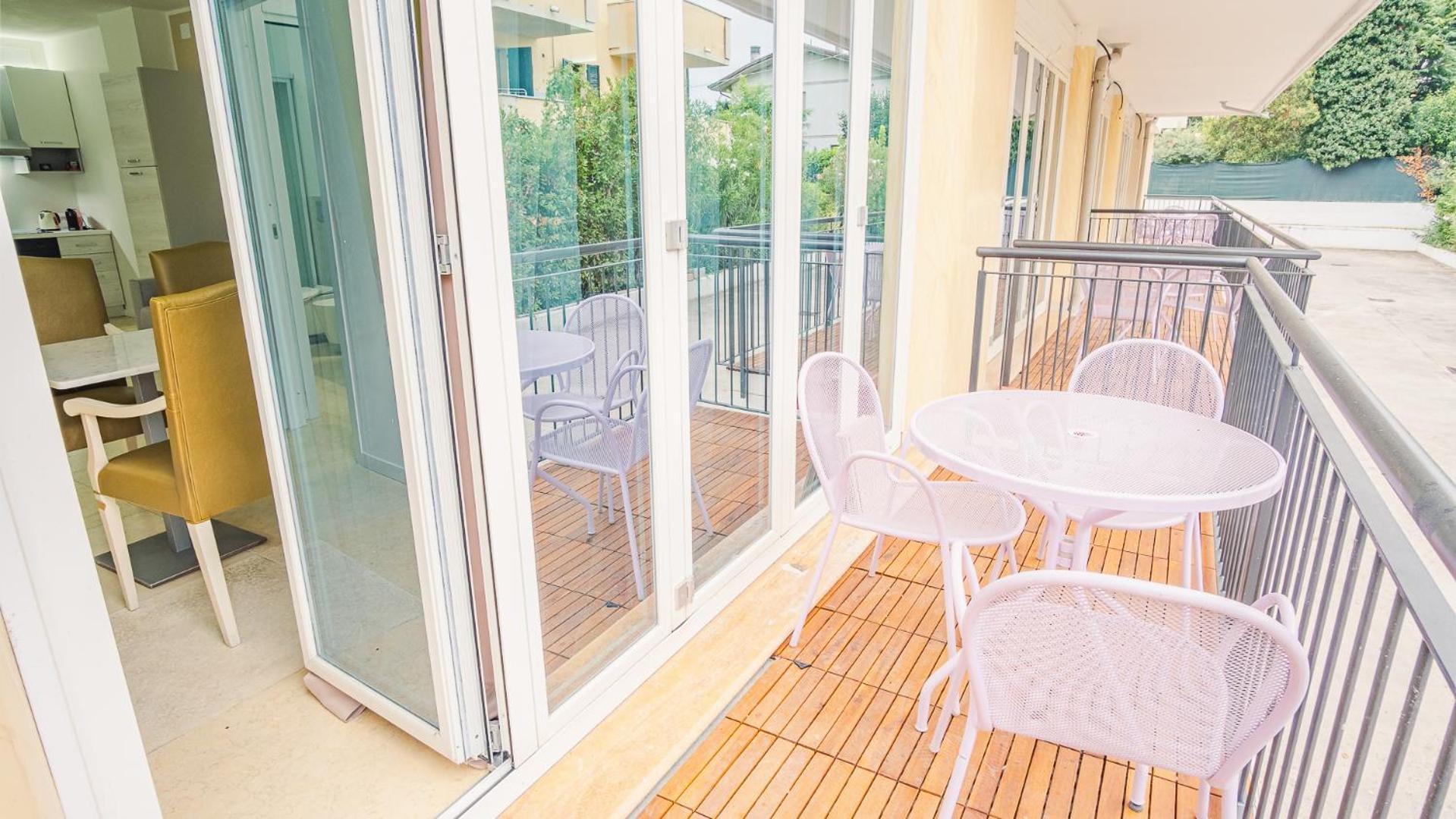 Relais Du Lac Village - Italian Homing ديسينسانو ديل غاردا المظهر الخارجي الصورة